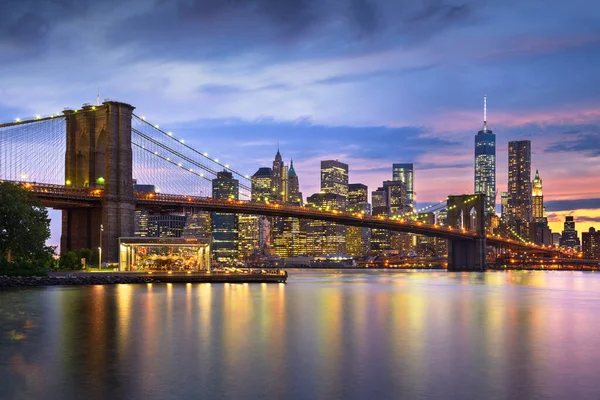 New York, New York, Usa Lower Manhattan alacakaranlıkta East River 'da gökyüzü.