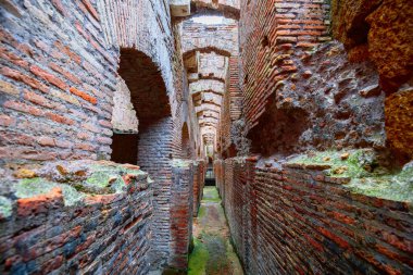 ROMA, İTALYA 8 ARALIK 2021. Kolezyum yeraltı geçitleri ve tünelleri.