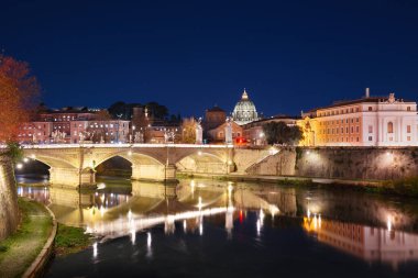 Vatikan Şehri gece Tiber Nehri 'nin ötesinden.