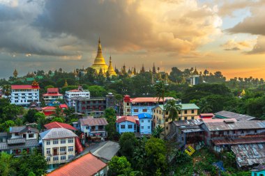 Yangon, Myanmar tarihi Shwedagon Pagoda manzarası öğleden sonra.