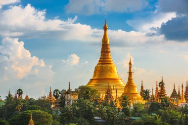 Yangon, Myanmar tarihi Shwedagon Pagoda manzarası öğleden sonra.