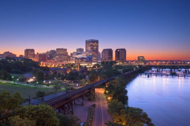 Richmond, Virginia, ABD şehir merkezi şafakta ufuk çizgisi.