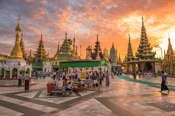 Yangon Myanmar October 2015 Early Morning Worshippers Visit Shwedagon Pagoda — 图库照片