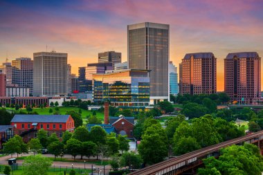Richmond, Virginia, ABD şehir merkezi şafakta ufuk çizgisi.