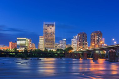 Richmond, Virginia, ABD şehir manzarası James Nehri üzerinde.
