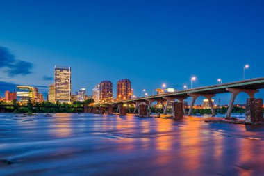 Richmond, Virginia, ABD şehir manzarası James Nehri üzerinde.