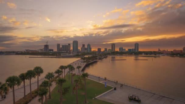美国佛罗里达州圣彼得市市区从黄昏到夜晚的天际线 — 图库视频影像