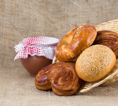Susam ve dökülme sepetten tarçın rulo