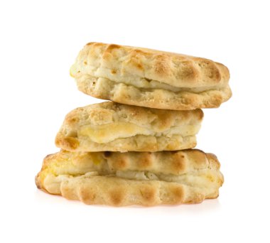 beyaz zemin üzerine lor ile pasta