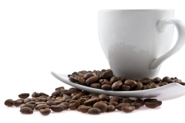 Beyaz fincan kahve bir fincan tabağı ile dökülen bob olduğunu