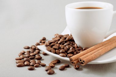 sade kahve, tahıl ve gri bir arka plan üzerine tarçın