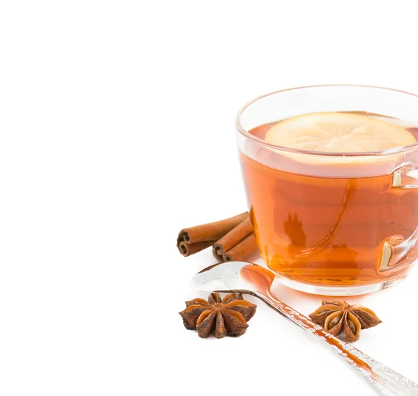 Beker van zwarte thee met een citroen, kaneel, anijs en thee lepel — Stockfoto