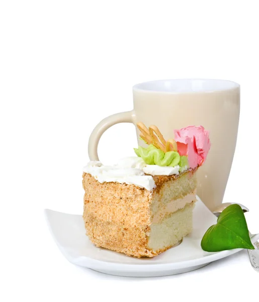 Pastel en un platillo con una sábana verde sobre un fondo una taza — Foto de Stock