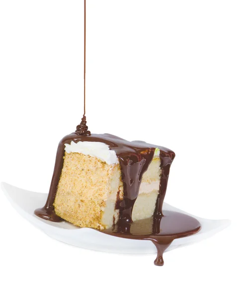 Ξεχύνονται σοκολάτα για το κομμάτι του κέικ σε λευκό φόντο — Φωτογραφία Αρχείου