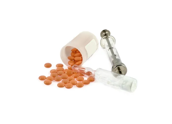 Jeringa, ampolla y pastillas sobre fondo blanco — Foto de Stock