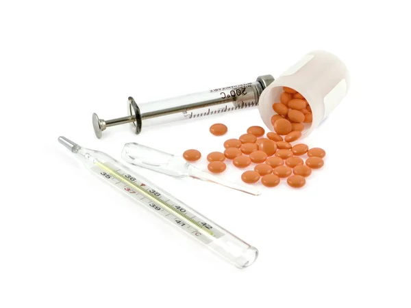 Spruta, ampull, termometer och piller på en vit bakgrund — Stockfoto