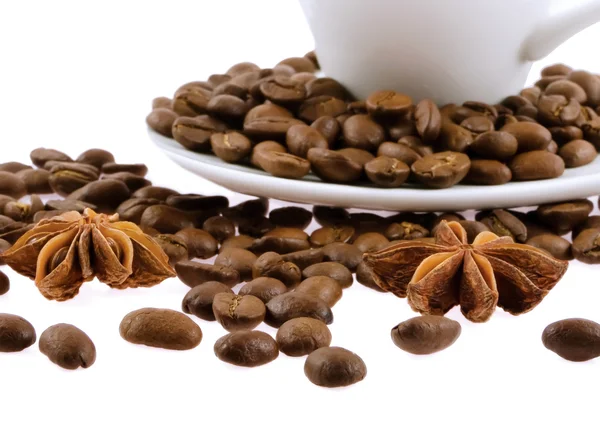 Зерно и анис пролиты кофе — стоковое фото