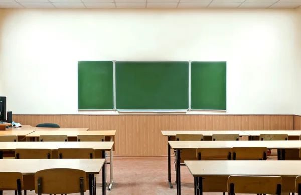 Klassenzimmer mit Schultafel und Schulbänken — Stockfoto