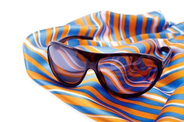 Occhiali di sole si trovano sullo scialle a strisce — Foto Stock