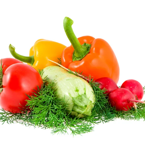 Duas pimentas, rabanete de jardim e tomate em branco — Fotografia de Stock