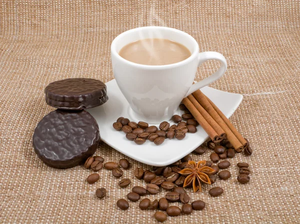 Кофе и молоко, корица, анис и печенье на заднем плане SA — стоковое фото