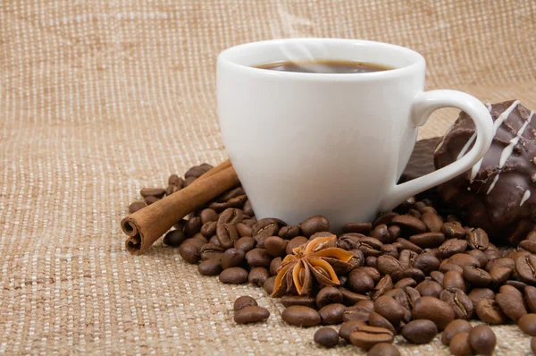 Кофе-бобы, корица, анисе, тонкий шоколад капитан и горячий кофе — стоковое фото