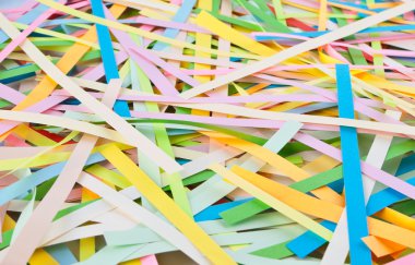 arka planı renkli iplik gazetelerden