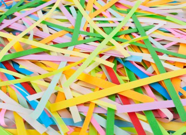 arka planı renkli iplik gazetelerden