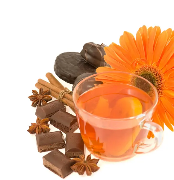 Черный чай с лимоном на фоне оранжевый цветок — стоковое фото