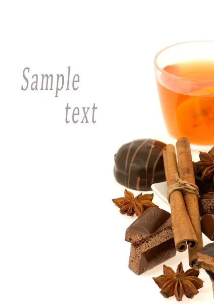 Чай, шоколад, корица, анисе на белом фоне — стоковое фото