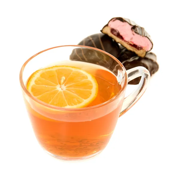 Черный чай с лимоном и шоколадным печеньем на белом бэкгре — стоковое фото
