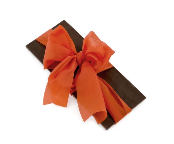 Zwarte chocolade is verbonden door een rood lint — Stockfoto