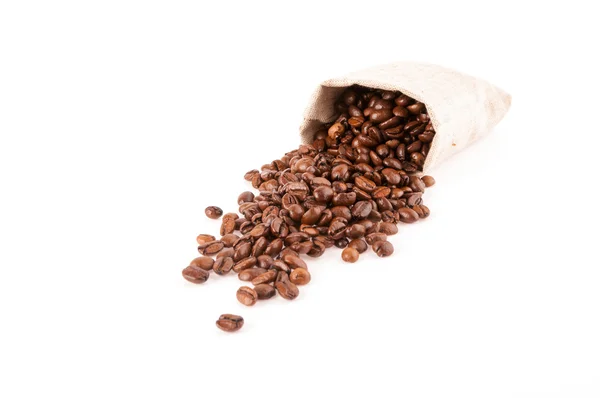 Зерна кофе вылить из мешка на белом фоне — стоковое фото