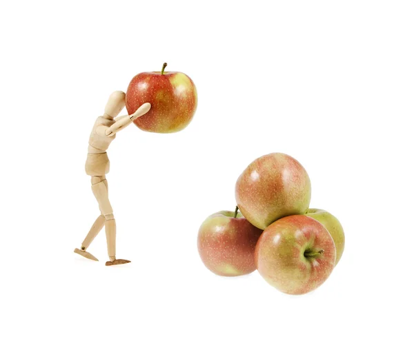 Modèle en bois pose une pomme sur le tas de pommes — Photo