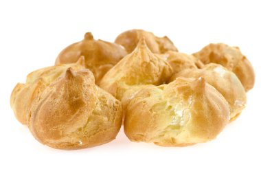 Beyaz bir arka planda profiterol