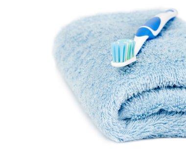 Mavi havlu üzerinde diş fırçası