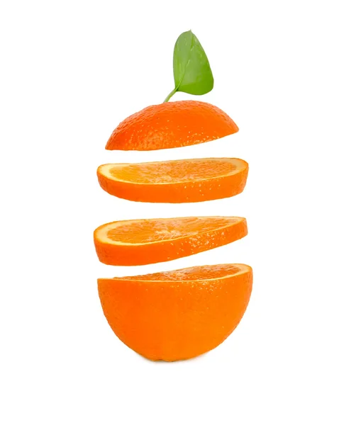 Оранжевый с падающими ломтиками на белом фоне — стоковое фото