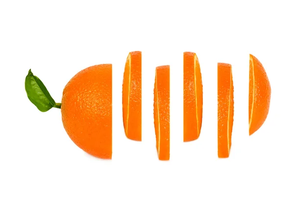 Oranje wordt gesneden op gelijke cirkels in een rij — Stockfoto
