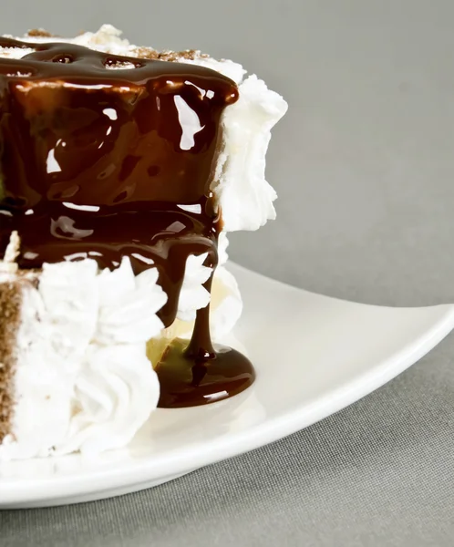 Versare il cioccolato sui pezzi di torta — Foto Stock