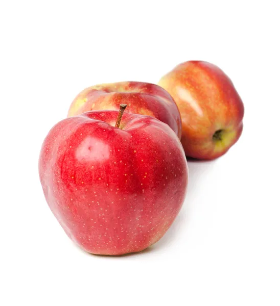 Tres manzanas rojas de pie en una fila — Foto de Stock