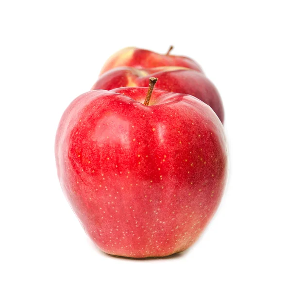 Tres manzanas rojas sobre un fondo blanco — Foto de Stock