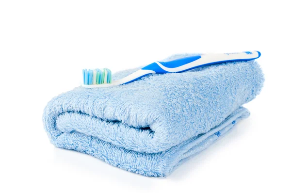 Mavi havlu üzerinde diş fırçası