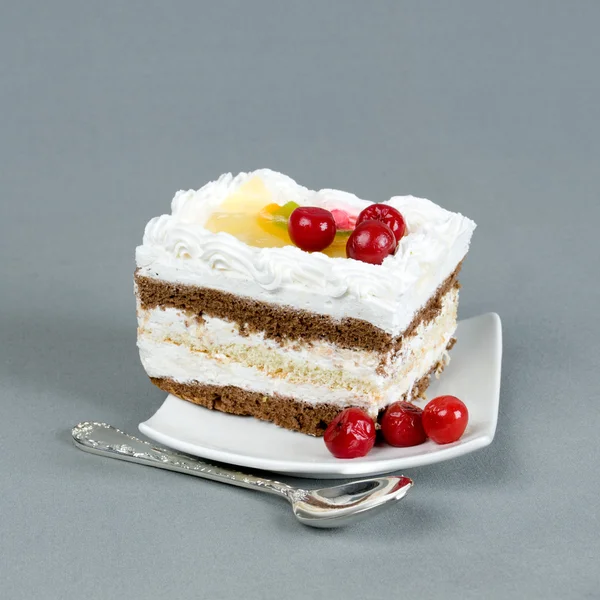 meyve ve bir daire, bir çay kaşığı gri arka plan üzerinde kiraz ile çok kolay