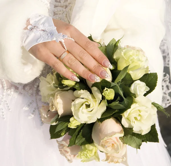 Hand van verloofde op een boeket van roses — Stockfoto