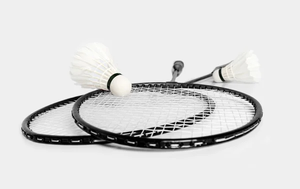 Racketar för badminton och badmintonbollen två monokrom — Stockfoto