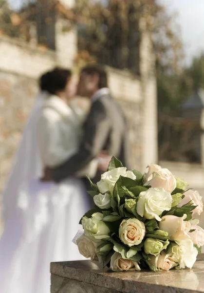 El ramo de las rosas sobre el fondo los besos los recién casados —  Fotos de Stock
