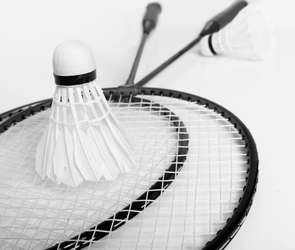 Två badmintonbollen ligger på racketen badminton i svartvitt — Stockfoto