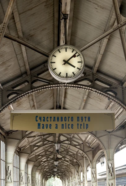 Reloj colgando sobre el arco de la estación de tren — Foto de Stock