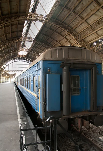 Sista av den blå tåg bilen stående på stationen — Stockfoto