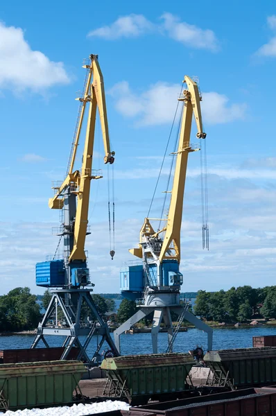 Två av kranen laddar bilar i hamn — Stockfoto